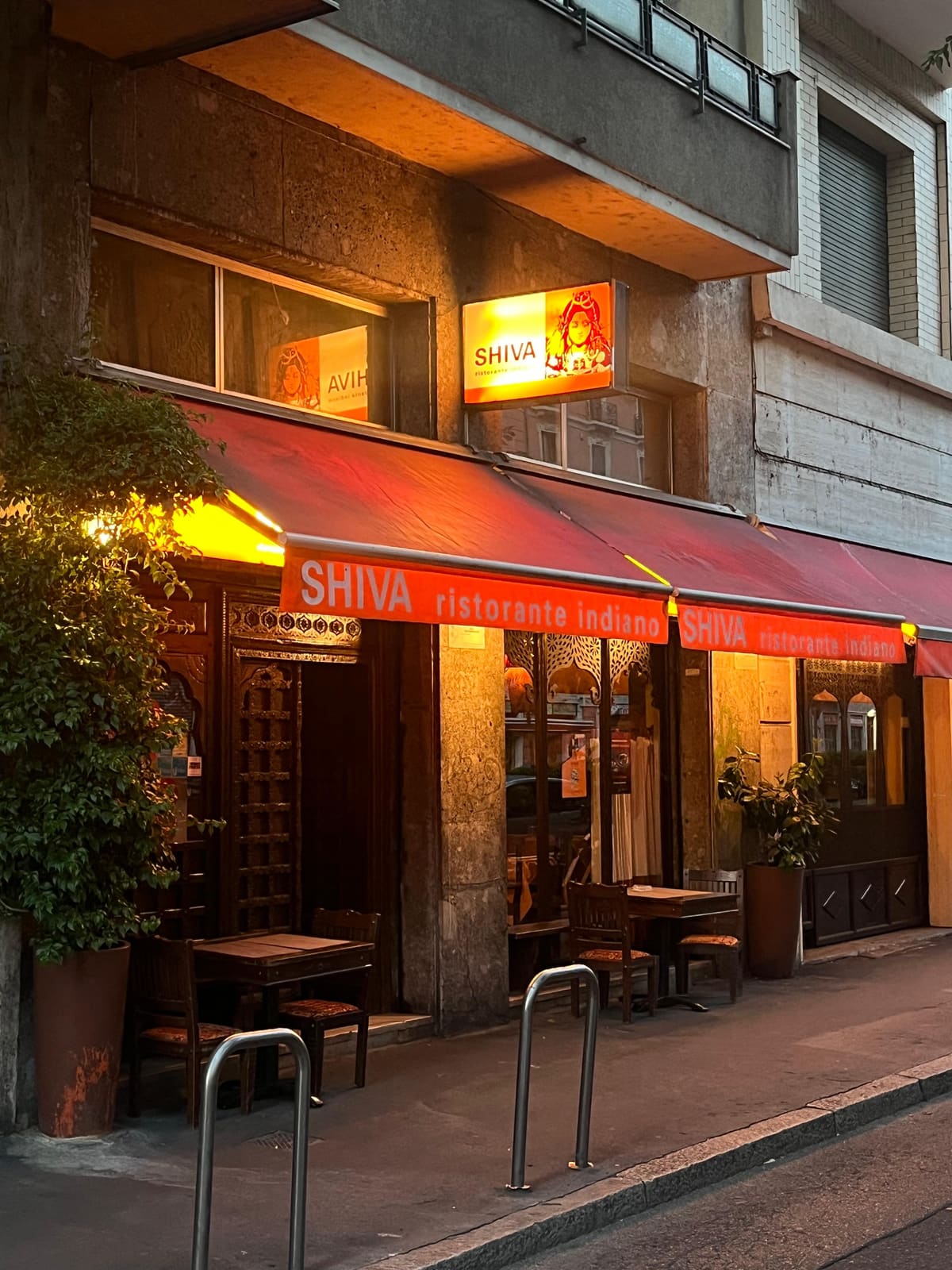 La vetrina storica del ristorante Shiva ai Navigli